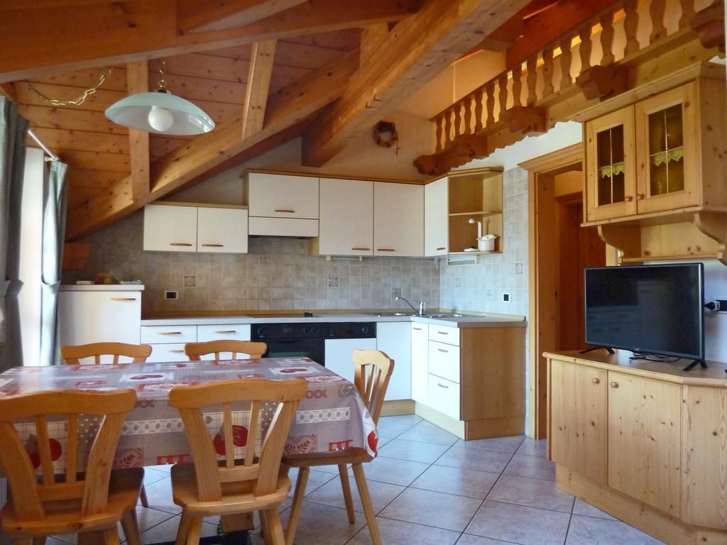 Appartamenti Majon Sotroi Campitello di Fassa Rum bild